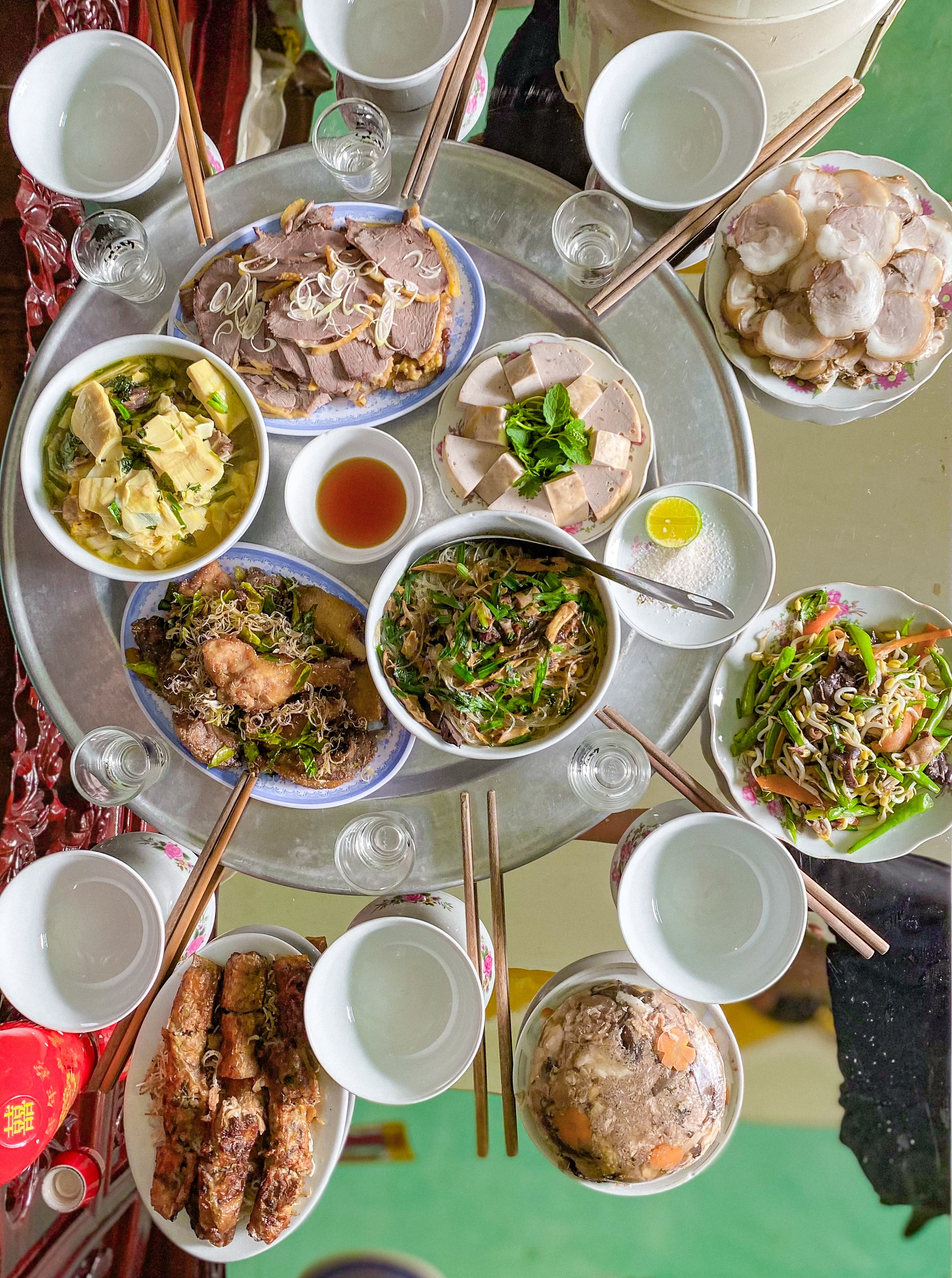 Hot nhất MXH 29 Tết: Dân tình rần rần khoe mâm cơm tất niên, "chấn động" nhất là của gia đình ở Đà Lạt - Ảnh 9