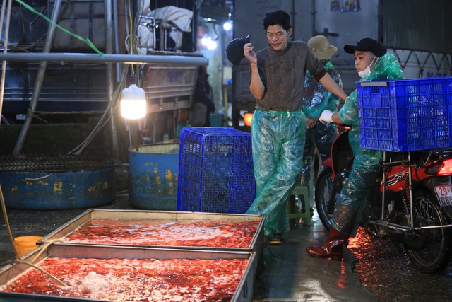 Khu chợ nổi tiếng Hà Nội dịp ông Công ông Táo nhộn nhịp xuyên đêm, nhiều người “cân đo đong đếm” lượng mua vì 1 điều - Ảnh 9