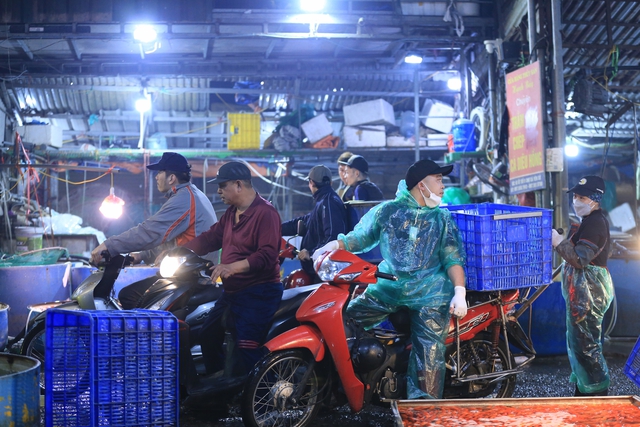 Khu chợ nổi tiếng Hà Nội dịp ông Công ông Táo nhộn nhịp xuyên đêm, nhiều người “cân đo đong đếm” lượng mua vì 1 điều - Ảnh 7