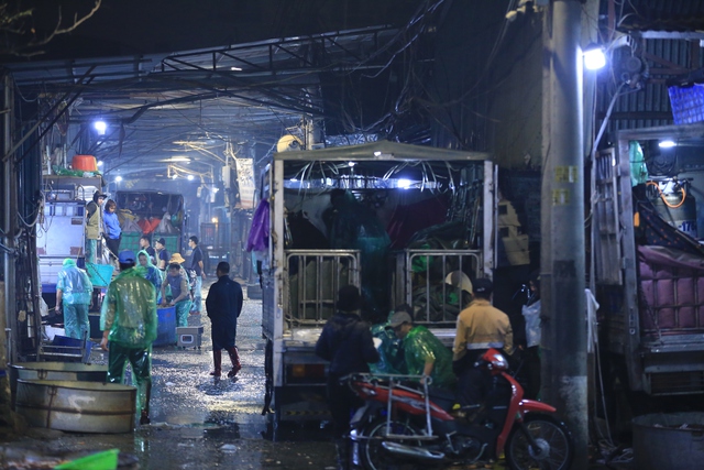 Khu chợ nổi tiếng Hà Nội dịp ông Công ông Táo nhộn nhịp xuyên đêm, nhiều người “cân đo đong đếm” lượng mua vì 1 điều - Ảnh 1