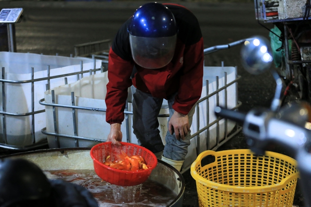 Khu chợ nổi tiếng Hà Nội dịp ông Công ông Táo nhộn nhịp xuyên đêm, nhiều người “cân đo đong đếm” lượng mua vì 1 điều - Ảnh 10