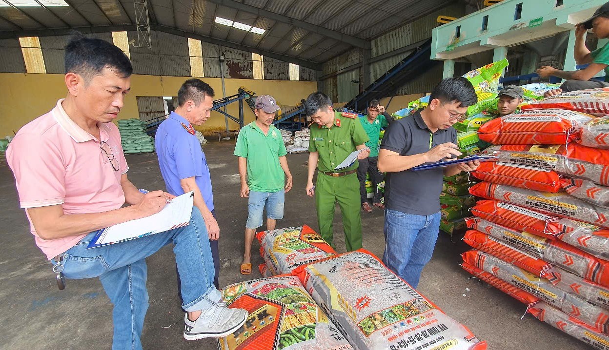 Vợ chồng doanh nhân sản xuất phân bón giả quy mô cực lớn - Ảnh 1