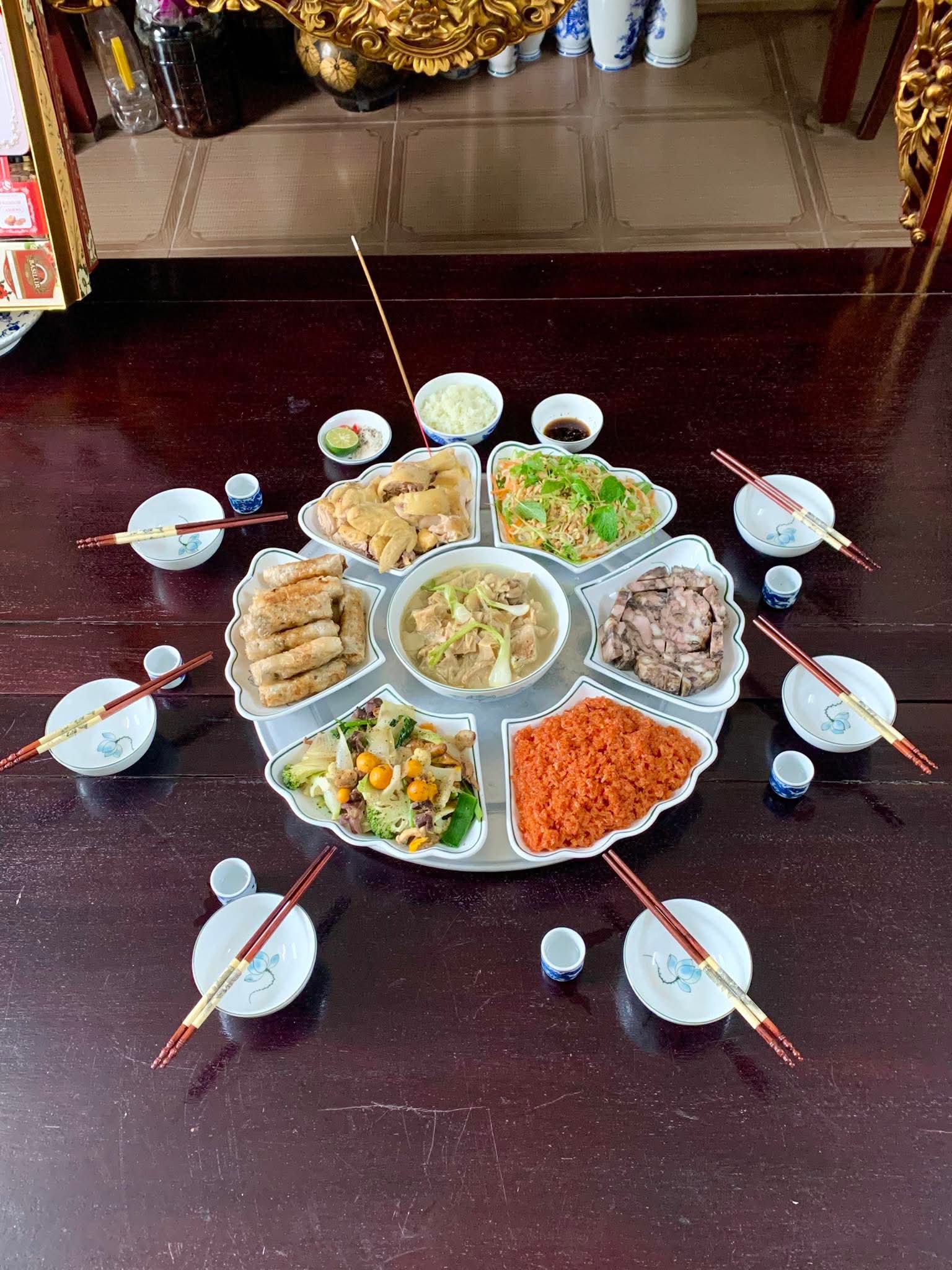 Hot nhất MXH 29 Tết: Dân tình rần rần khoe mâm cơm tất niên, "chấn động" nhất là của gia đình ở Đà Lạt - Ảnh 1