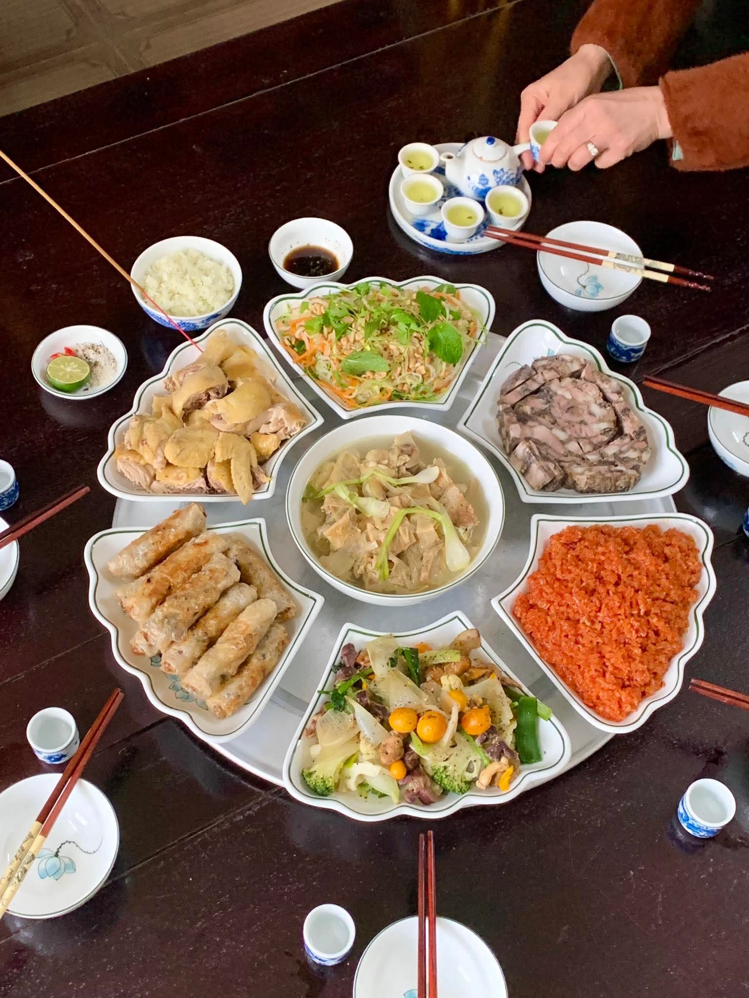 Hot nhất MXH 29 Tết: Dân tình rần rần khoe mâm cơm tất niên, "chấn động" nhất là của gia đình ở Đà Lạt - Ảnh 2