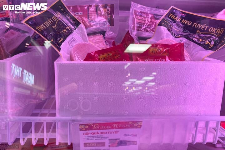 Giỏ quà Tết bò nhập khẩu, thịt heo muối 'lên ngôi', hút khách nhà giàu - Ảnh 6