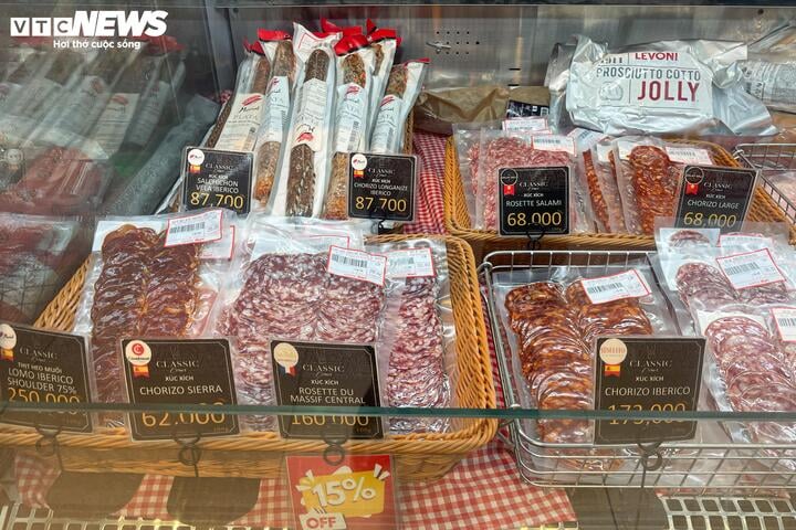 Giỏ quà Tết bò nhập khẩu, thịt heo muối 'lên ngôi', hút khách nhà giàu - Ảnh 17