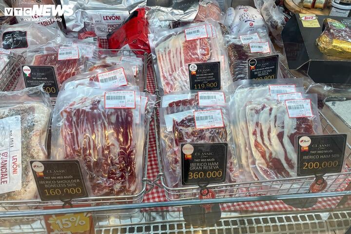 Giỏ quà Tết bò nhập khẩu, thịt heo muối 'lên ngôi', hút khách nhà giàu - Ảnh 18