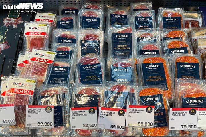 Giỏ quà Tết bò nhập khẩu, thịt heo muối 'lên ngôi', hút khách nhà giàu - Ảnh 1