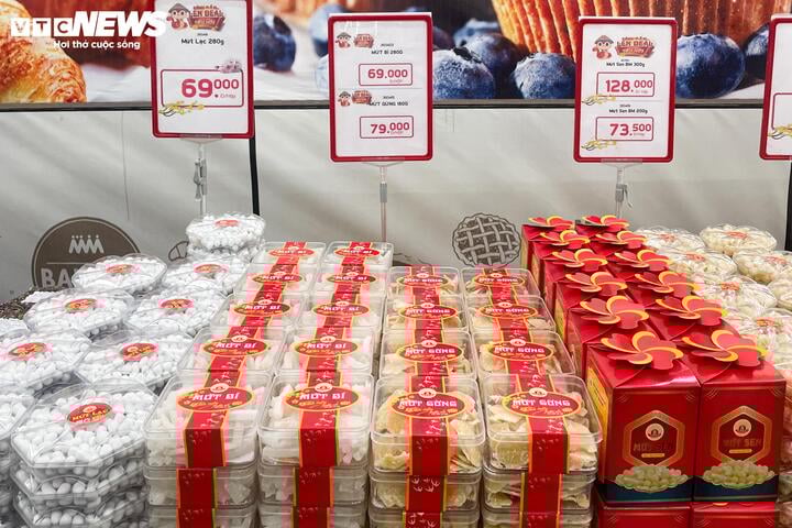 Mứt Tết bán tràn thị trường, xuất hiện nhiều loại '3 không' - Ảnh 8