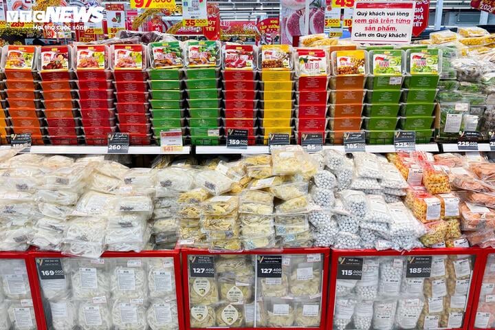 Mứt Tết bán tràn thị trường, xuất hiện nhiều loại '3 không' - Ảnh 12