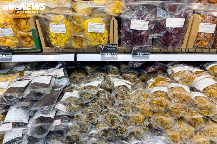 Mứt Tết bán tràn thị trường, xuất hiện nhiều loại '3 không' - Ảnh 17