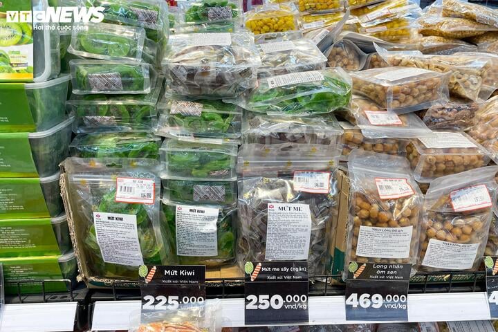 Mứt Tết bán tràn thị trường, xuất hiện nhiều loại '3 không' - Ảnh 18