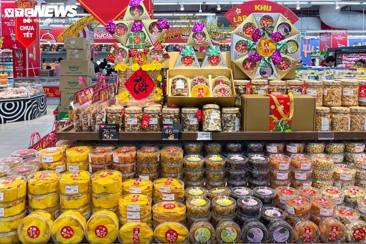 Mứt Tết bán tràn thị trường, xuất hiện nhiều loại '3 không' - Ảnh 13