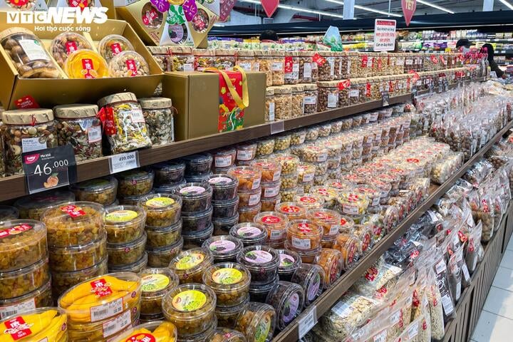 Mứt Tết bán tràn thị trường, xuất hiện nhiều loại '3 không' - Ảnh 19