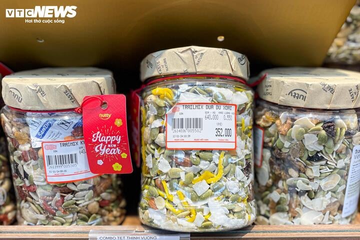 Mứt Tết bán tràn thị trường, xuất hiện nhiều loại '3 không' - Ảnh 16