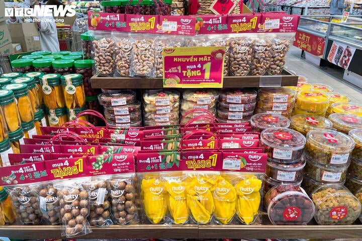 Mứt Tết bán tràn thị trường, xuất hiện nhiều loại '3 không' - Ảnh 15