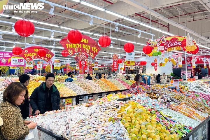 Mứt Tết bán tràn thị trường, xuất hiện nhiều loại '3 không' - Ảnh 11