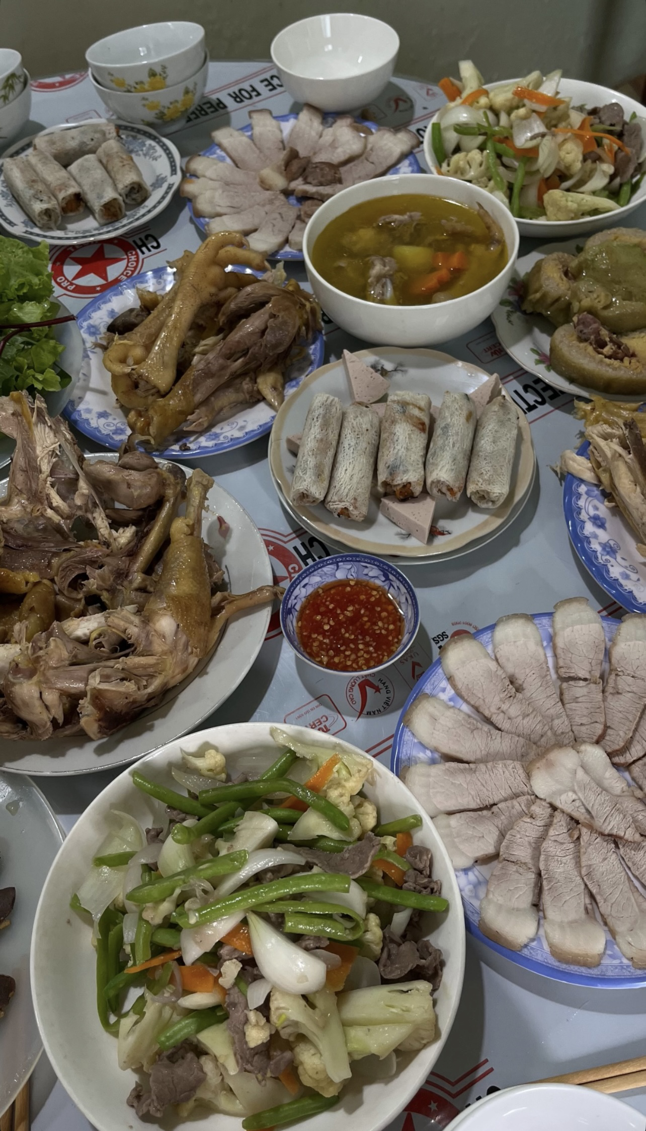 Hot nhất MXH 29 Tết: Dân tình rần rần khoe mâm cơm tất niên, "chấn động" nhất là của gia đình ở Đà Lạt - Ảnh 13