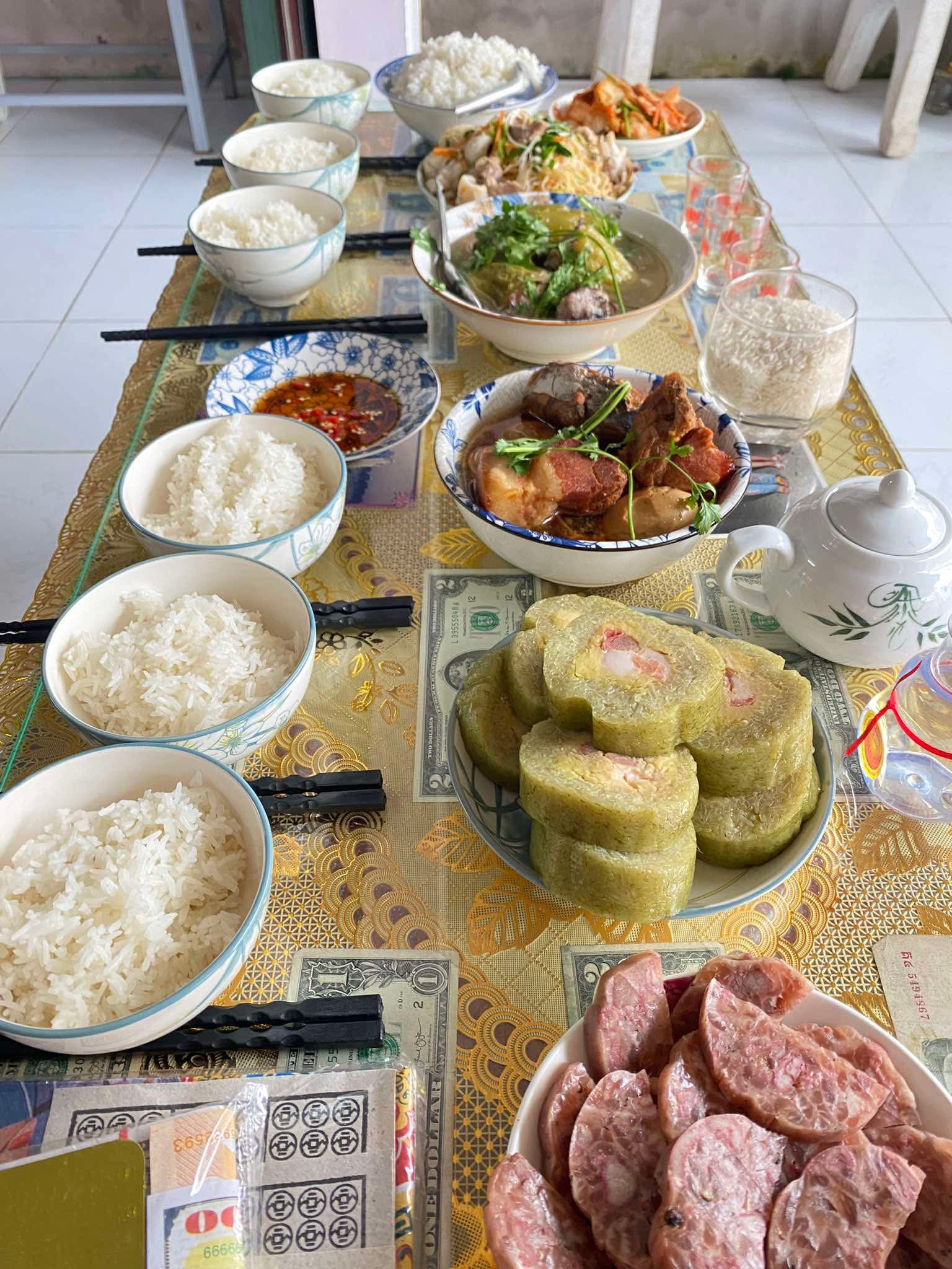 Hot nhất MXH 29 Tết: Dân tình rần rần khoe mâm cơm tất niên, "chấn động" nhất là của gia đình ở Đà Lạt - Ảnh 17