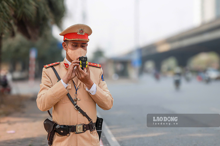 Chiếc camera được CSGT sử dụng để ghi lại hình ảnh người vi phạm giao thông có gì đặc biệt? Mức giá là bao nhiêu? - Ảnh 1