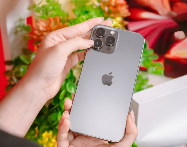 Bảng giá iPhone gây choáng: iPhone 16 và các dòng iPhone cũ giảm giá còn 9,9 triệu đồng - Ảnh 1