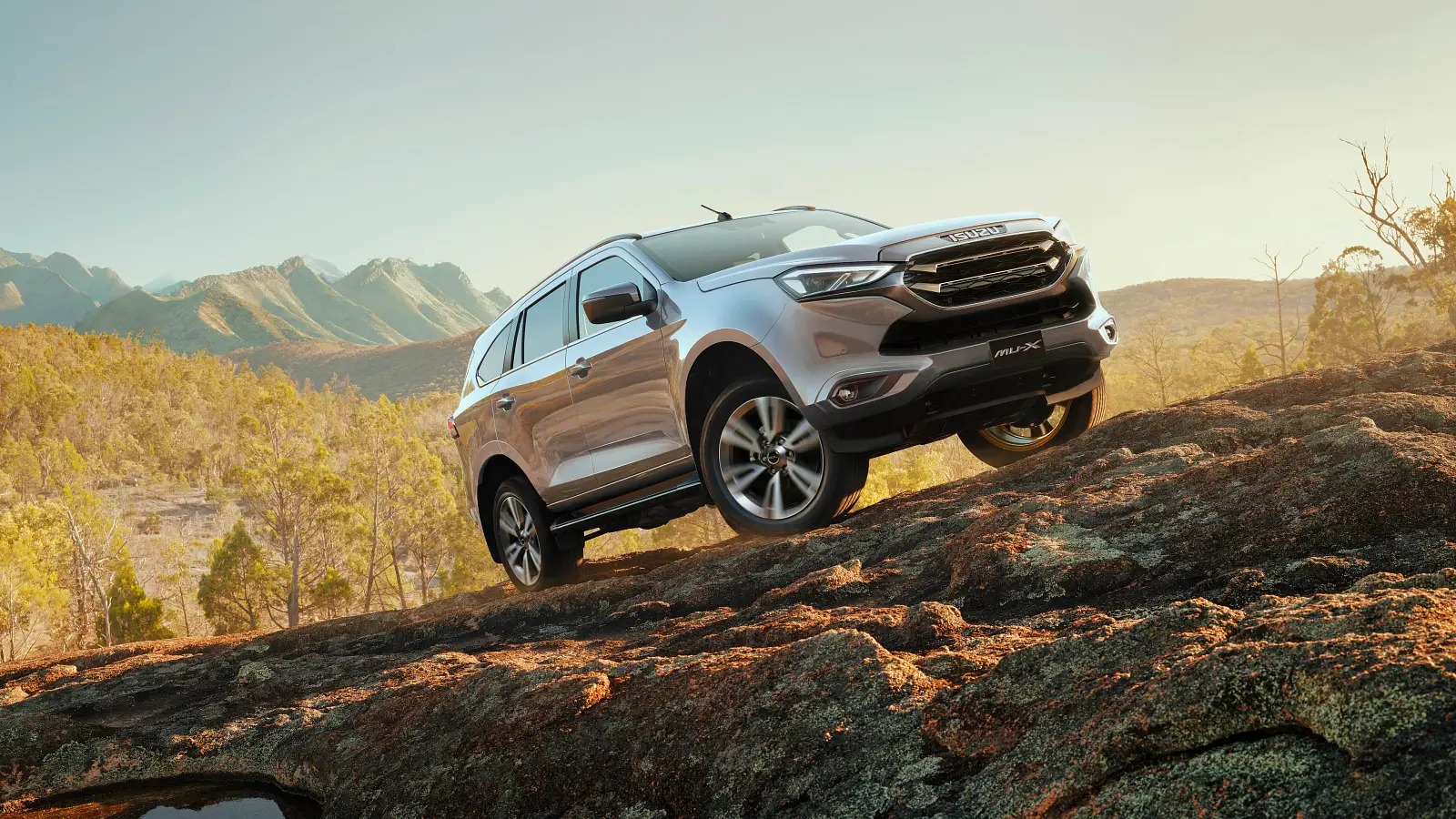 Người Thái, người Việt mua SUV, bán tải khác nhau một trời, một vực thế nào: Fortuner giờ mới bán ngang mu-X, Hilux được chuộng hơn D-Max - Ảnh 1