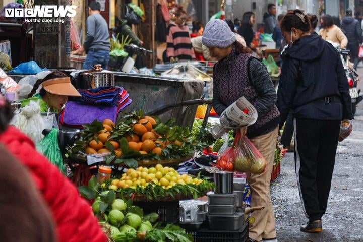 Cảnh khác lạ ở chợ Hà Nội trong ngày đầu tháng giáp Tết - Ảnh 16