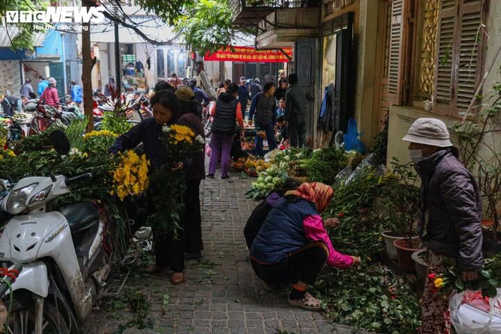 Cảnh khác lạ ở chợ Hà Nội trong ngày đầu tháng giáp Tết - Ảnh 2