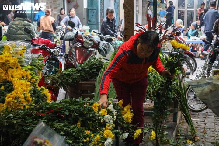 Cảnh khác lạ ở chợ Hà Nội trong ngày đầu tháng giáp Tết - Ảnh 4