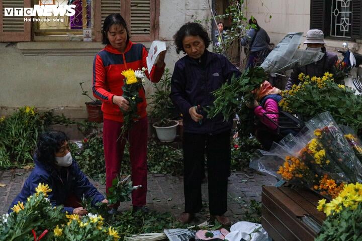 Cảnh khác lạ ở chợ Hà Nội trong ngày đầu tháng giáp Tết - Ảnh 3