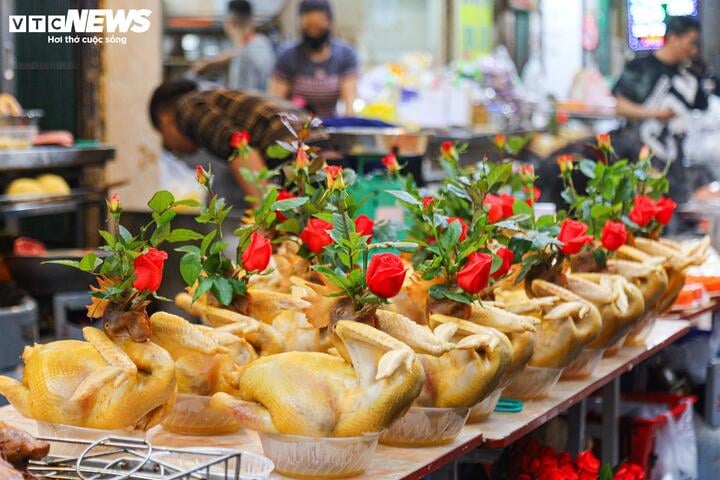 Cảnh khác lạ ở chợ Hà Nội trong ngày đầu tháng giáp Tết - Ảnh 10