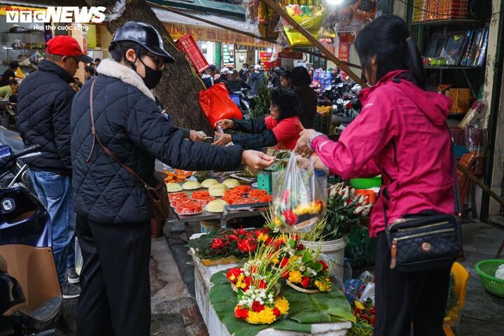 Cảnh khác lạ ở chợ Hà Nội trong ngày đầu tháng giáp Tết - Ảnh 13