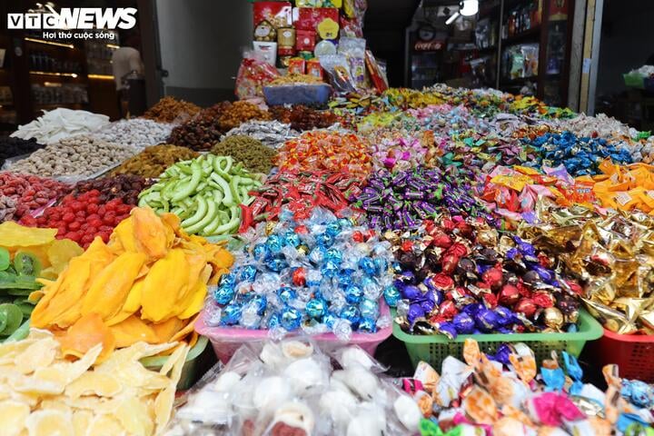 Mứt Tết bán tràn thị trường, xuất hiện nhiều loại '3 không' - Ảnh 1