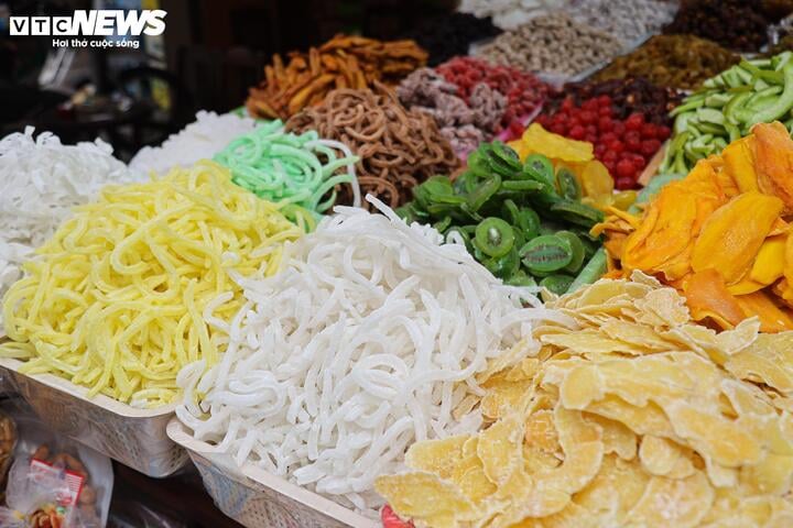 Mứt Tết bán tràn thị trường, xuất hiện nhiều loại '3 không' - Ảnh 2