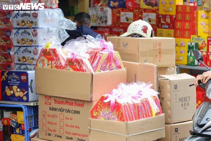 Mứt Tết bán tràn thị trường, xuất hiện nhiều loại '3 không' - Ảnh 7