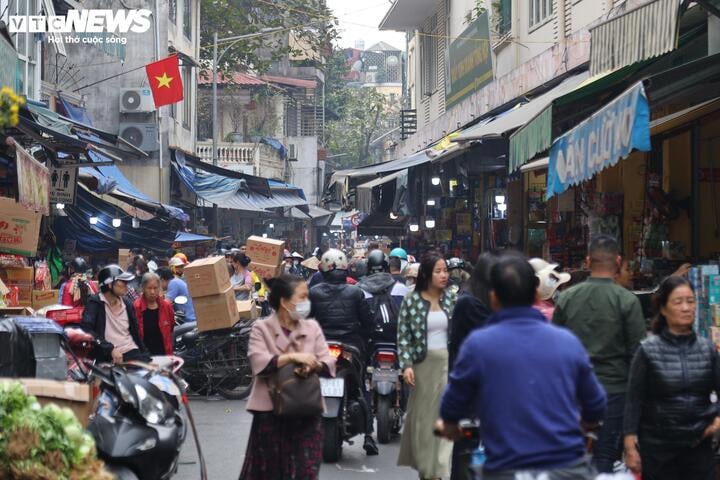 Mứt Tết bán tràn thị trường, xuất hiện nhiều loại '3 không' - Ảnh 3