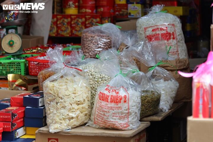 Mứt Tết bán tràn thị trường, xuất hiện nhiều loại '3 không' - Ảnh 6