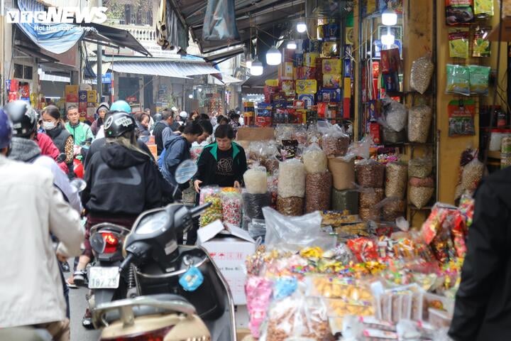 Mứt Tết bán tràn thị trường, xuất hiện nhiều loại '3 không' - Ảnh 4