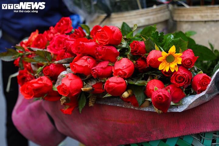 Hơn nửa triệu đồng một con gà ngậm hoa hồng cúng rằm tháng Chạp - Ảnh 6