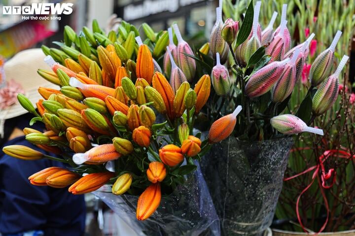 Hơn nửa triệu đồng một con gà ngậm hoa hồng cúng rằm tháng Chạp - Ảnh 8