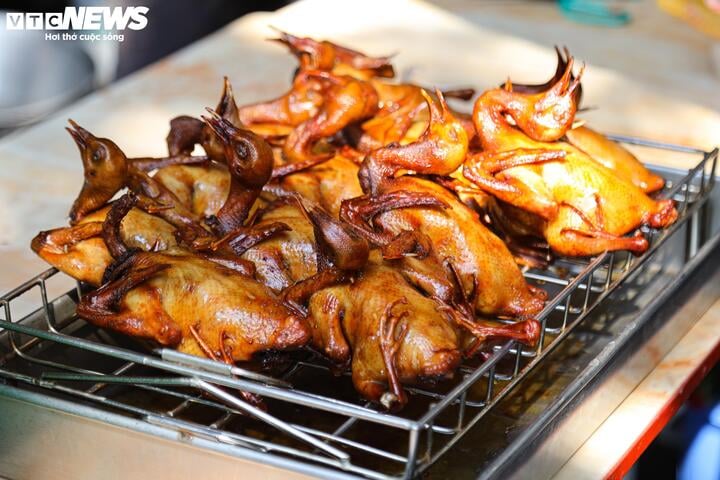 Hơn nửa triệu đồng một con gà ngậm hoa hồng cúng rằm tháng Chạp - Ảnh 4