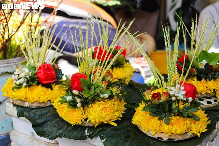 Hơn nửa triệu đồng một con gà ngậm hoa hồng cúng rằm tháng Chạp - Ảnh 11