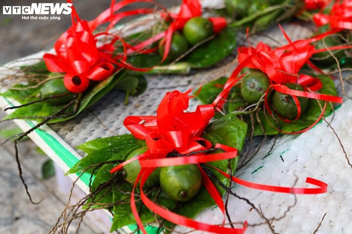 Hơn nửa triệu đồng một con gà ngậm hoa hồng cúng rằm tháng Chạp - Ảnh 12