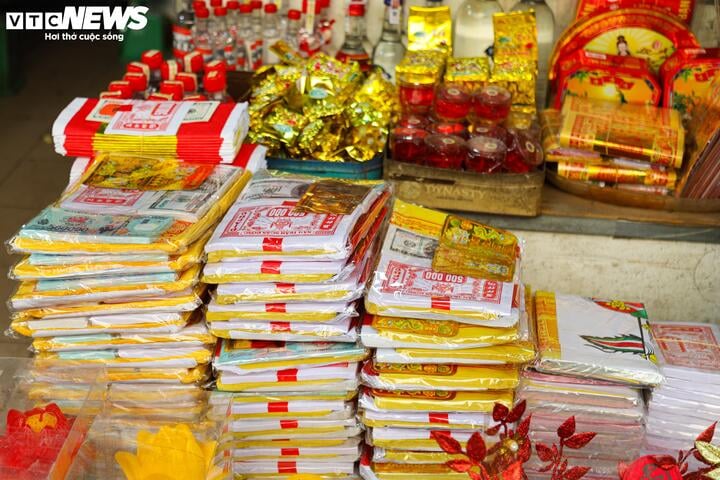 Hơn nửa triệu đồng một con gà ngậm hoa hồng cúng rằm tháng Chạp - Ảnh 13