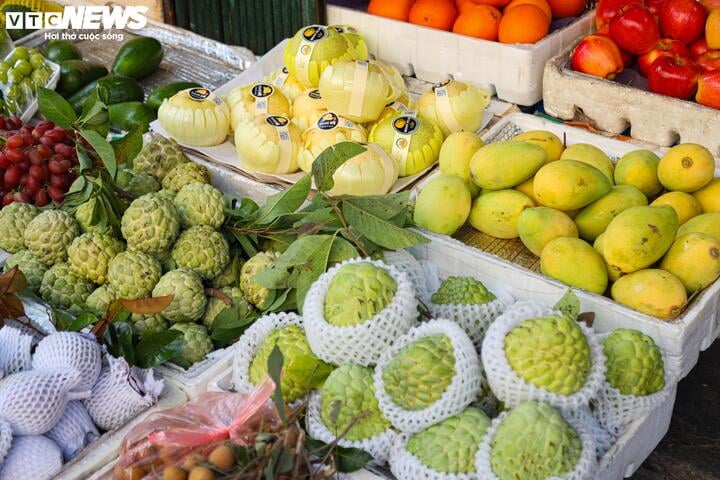 Hơn nửa triệu đồng một con gà ngậm hoa hồng cúng rằm tháng Chạp - Ảnh 21