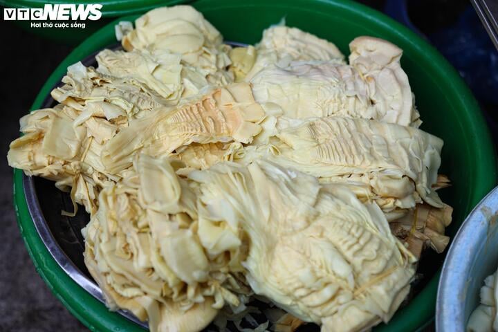 Hơn nửa triệu đồng một con gà ngậm hoa hồng cúng rằm tháng Chạp - Ảnh 18