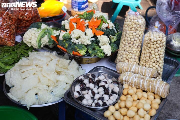 Hơn nửa triệu đồng một con gà ngậm hoa hồng cúng rằm tháng Chạp - Ảnh 17