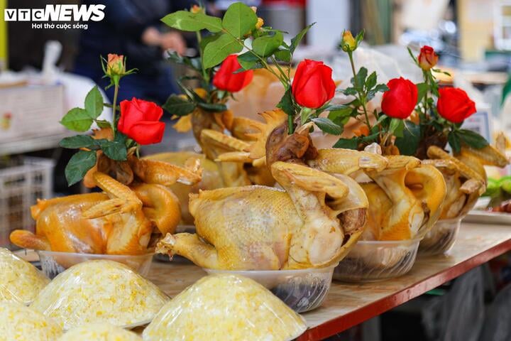 Hơn nửa triệu đồng một con gà ngậm hoa hồng cúng rằm tháng Chạp - Ảnh 3