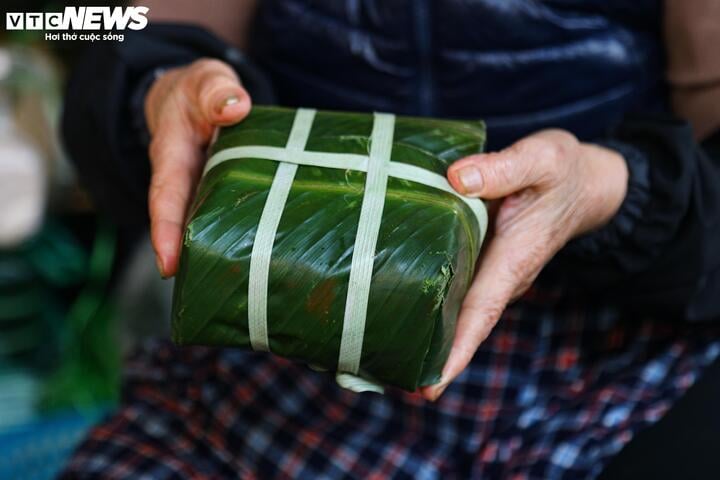 Hơn nửa triệu đồng một con gà ngậm hoa hồng cúng rằm tháng Chạp - Ảnh 19