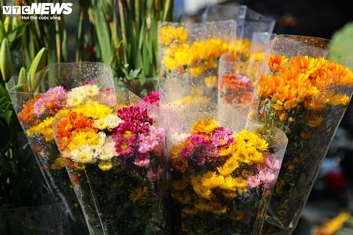 Người dân tất bật cúng Rằm tháng Chạp: Hoa tươi, đào cành, trầu cau đắt gấp đôi - Ảnh 4